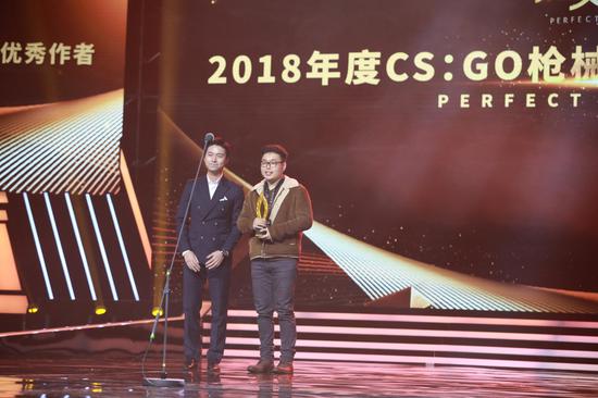 CS前世界冠军Alex为CSGO枪械皮肤设计大赛优秀作者卷毛能颁奖