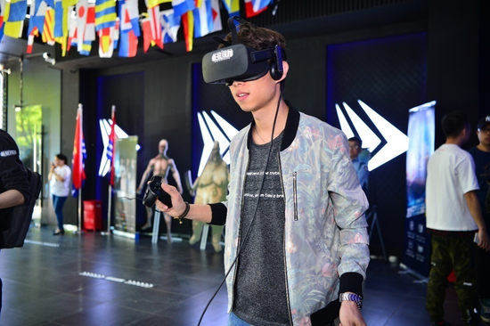 与会媒体、嘉宾体验头号玩咖VR游戏