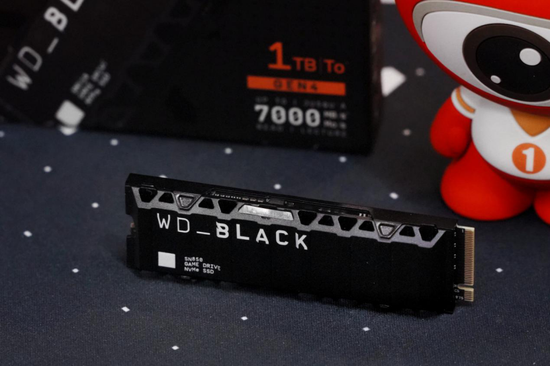 新浪游戏实验室评测：WD_BLACK SN850 NVMe SSD HS RGB版本