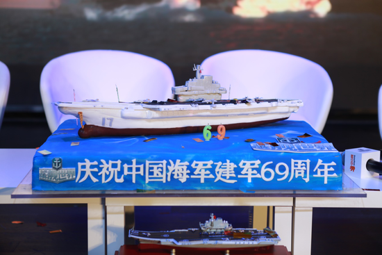 节目精选制作的庆生蛋糕,以国产航母作为造型