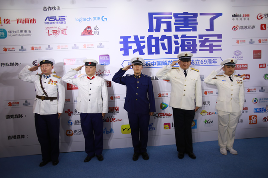 节目现场还有专业军迷助阵,身着不同时期的人民海军军服