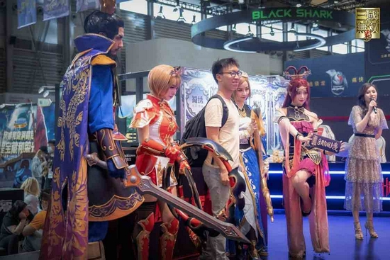 真三手游亮相ChinaJoy，女神Coser一舞惊鸿