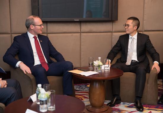 游族网络总裁陈礼标（图右）与爱尔兰副总理西蒙科文尼会谈（图左）