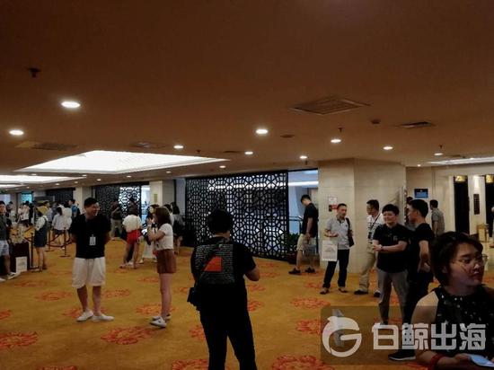 合作洽谈延伸到会场外