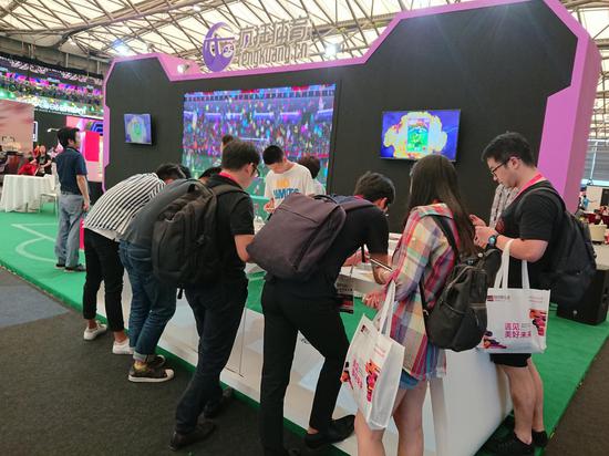 众多玩家前来疯狂体育展台试玩体验《球场风云》手游
