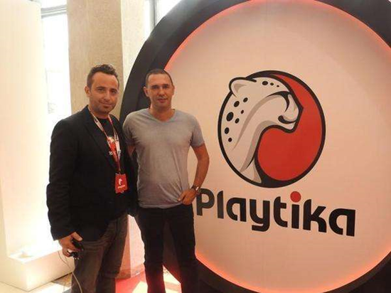 Playtika创始人、CEO Robert Antokol（右）