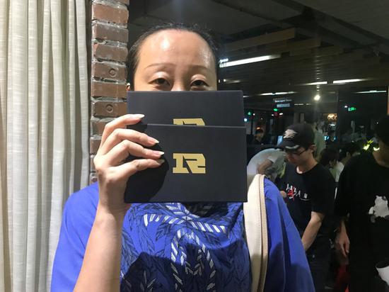 广州站的“暖心妈妈”为女儿和女儿的同学领取周边
