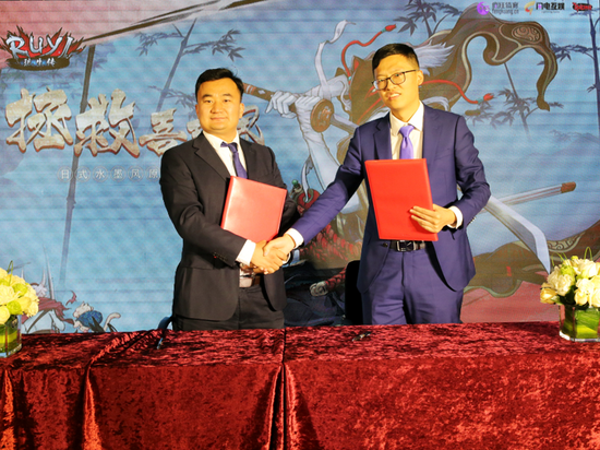 CEO魏贵磊（左）与应龙游戏CEO卫壮（右）在会上签约并合影