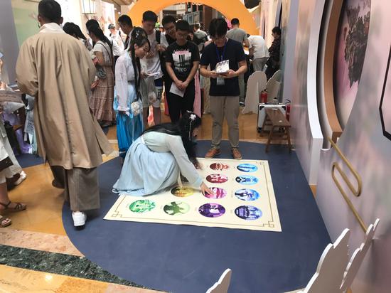 玩家完成现场答对指定的场景图获得盖章资格