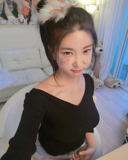 韩国女主播福利美照 肤白貌美沉迷吃鸡游戏