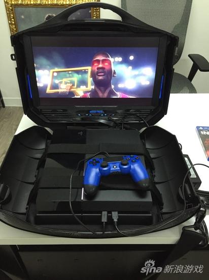 萧敬腾工作也不忘记随身携带的游戏机宝贝：便携式PS4套装（GAEMS Vanguard 19寸便携液晶显示箱PlayStation）