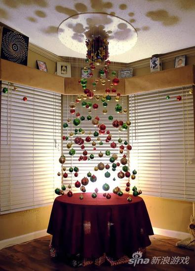 完全用装饰彩球做成的圣诞树，这做法比装饰一般的圣诞树还要耗时间吧...