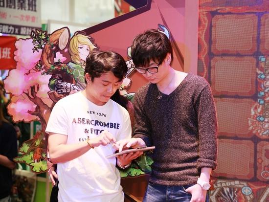 《召唤图板》游戏制作人荻原 智先生与台湾玩家一同进行游戏互动