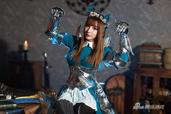 嫩模cos18禁游戏角色演绎凶狠骑士公主
