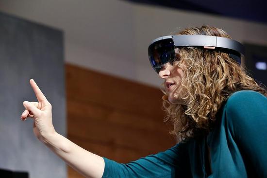 微软HoloLens新专利 AR增强现实眼镜秒变VR