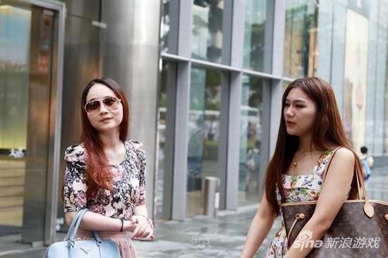 沈曼的成功离不开两位国王的重金扶持。而YY娱乐上,一共活跃着约80位国王。国王、公爵等有实力的粉丝被称为土豪,而成为国王的条件是首付12万,以后 每月交3万元,并拥有很多虚拟特权。据欢聚时代(YY娱乐的母公司)在5月份的一次电话会议中提及,YY娱乐5%的观众贡献了70%的收入。这些国王以 1981-1987年出生的单身男性为主,并且基本都是富二代,他们会商量好,一起去给各自喜欢的主播们刷礼物。他们围观当红女主播,又在数万人围观 下为主播们砸钱砸礼物让他们空虚的心态得到极大的满足。对于为她一掷千金的两