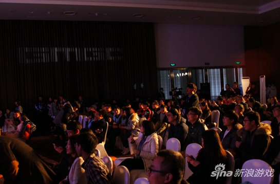 等待比赛的选手们和现场观众