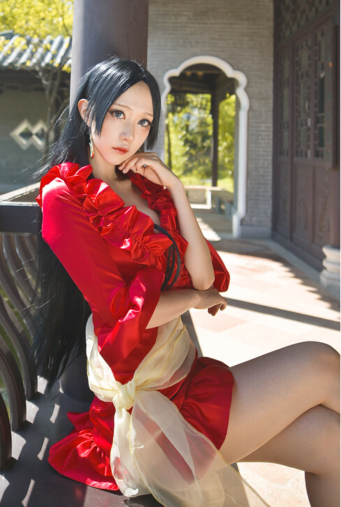 腿比原版还长 韩国美少女COS《海贼王》女帝_页游新闻_网络游戏_翼风网