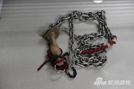 模仿电脑游戏 小伙高铁站里上演真人密室逃脱