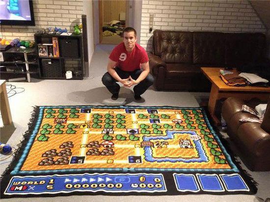 这个年轻人用自己的坚持，花了6年时间编制出了这个游戏的地毯，真的令人佩服。