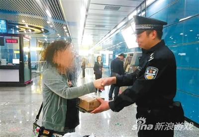 钻石被找回，蒋女士激动地感谢民警