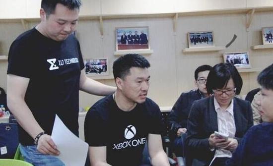 谢恩伟与独立游戏开发者交谈
