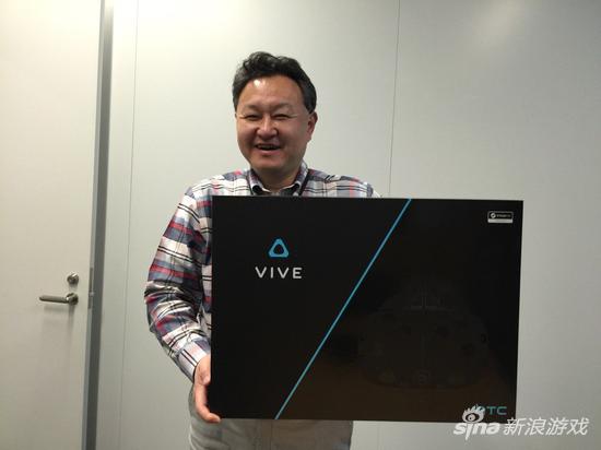 索尼互动娱乐全球工作室负责人Shuhei Yoshida正向公众展示他新得到的HTC Vive