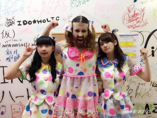 可爱的小性感 胡子小姐旁边的美少女也爱打游