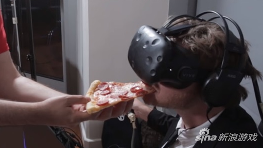 神人戴VR眼镜25小时创造世界记录