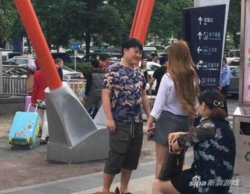 lol选手uzi女友意外曝光 共同遛狗秀恩爱