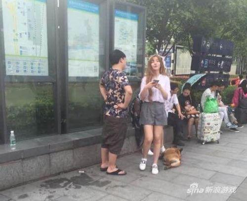 lol选手uzi女友意外曝光 共同遛狗秀恩爱