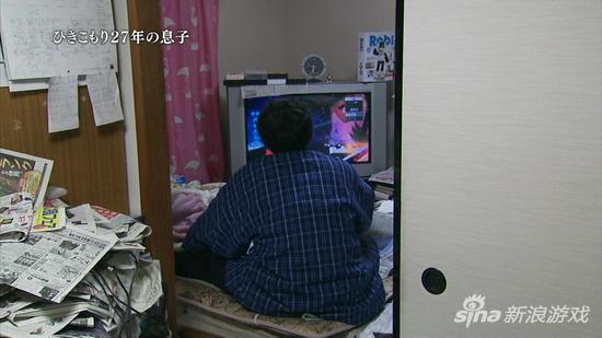 11区宅男直播中巨奖生活 每天花9个小时玩游戏