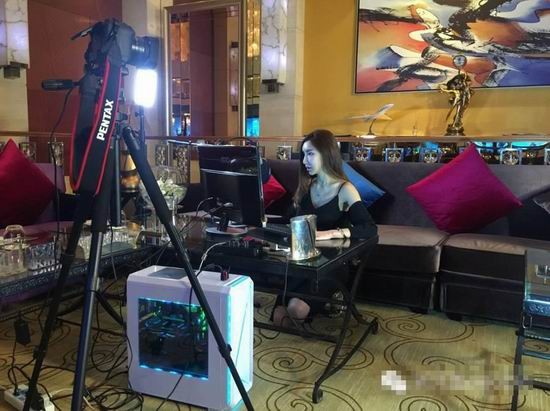 斗鱼女主播直播时撕紧身裤 经纪人:再撕就不让