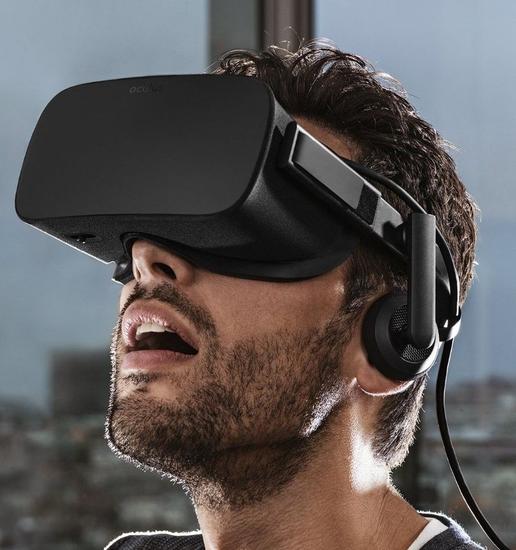 通常VR装置屏幕离眼睛特别近，容易让人联想到会伤害视力。