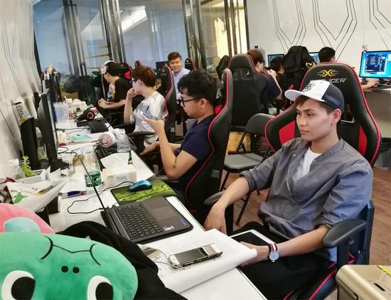 上海某电竞俱乐部内,选手们正在训练.