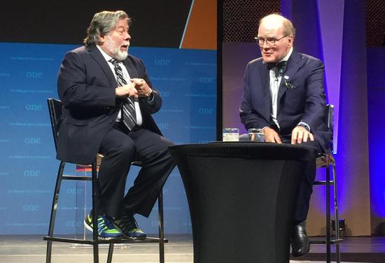 苹果联合创始人Steve Wozniak（左）