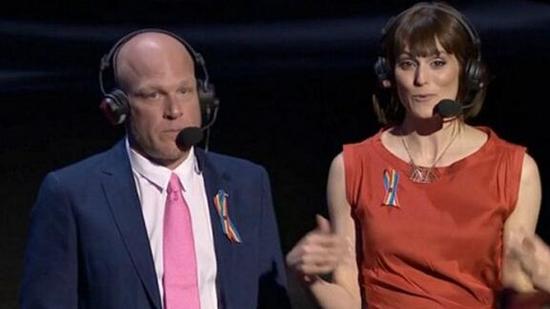 Bethesda的主持人胸前还别上了代表LGBT（非异性恋者）的彩虹带以示哀悼。