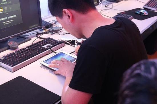 狐狸妈惊艳亮相ImbaTV游戏大篷车南广学院现