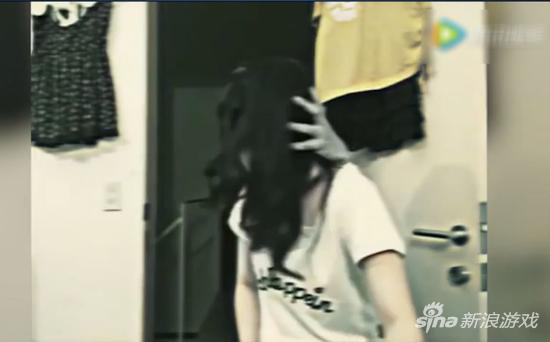 又有灵异事件! 日本女主播直播遭鬼手摸头_八