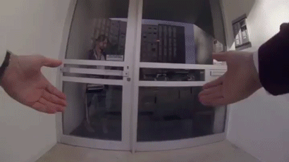 老子要尿尿没空理你