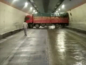 在隧道里练漂移