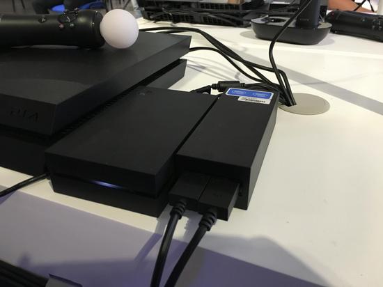 PS VR黑盒的外观 接线都在右边