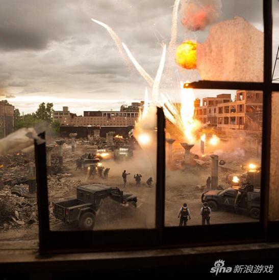 《变型金刚5》爆新照迈克尔贝招牌爆炸超壮观