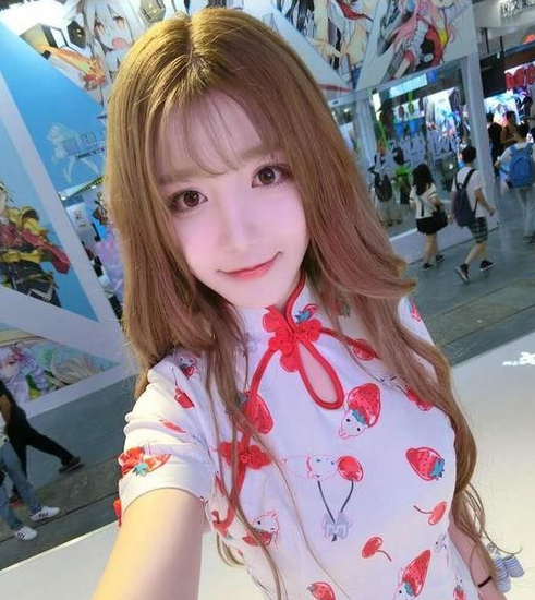 uzi女友艾西ashley穿旗袍现身ccg 小狗的女朋友真是漂亮