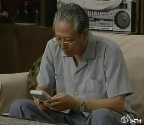 驱逐纪春生,成功收复失地的老傅稳坐沙发,畅玩不朽名作《俄罗斯方块》