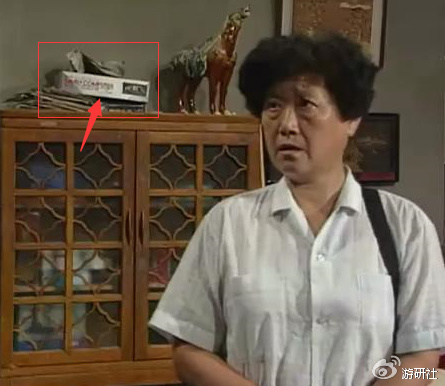 虽然包装盒上的文字与图案依然模糊难辨,但我们可以比照FC与小霸王的外包装盒进行排除与确认。