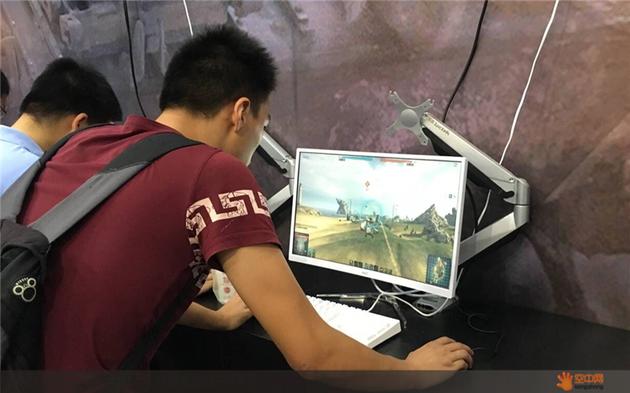 一位玩家正在专心试玩