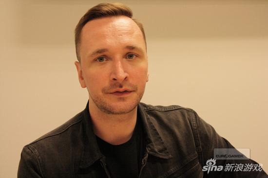 神采专注的 Adam Badowski