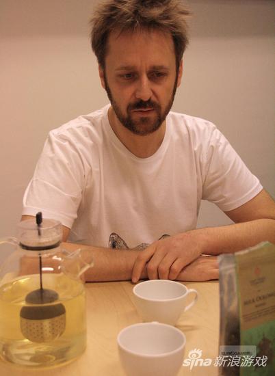 沉思中的老马,眼前摆放着他喜好的乌龙茶。