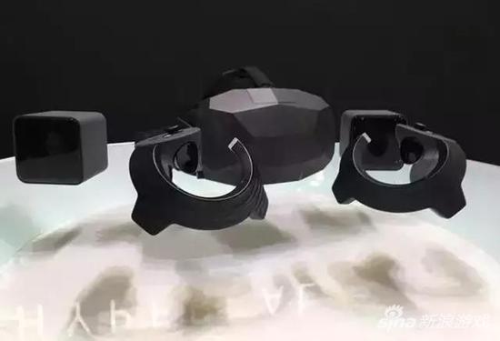 VR头显。我们在Chinajoy上看到了不少HTC Vive头显，但也有空间追踪放在头显上的，有“牌子货”头显，甚至还看见了一个HTC Vive和Oculus Touch混合的手柄！